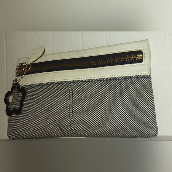 ~Vintage & Rare~COACH "Josie" Large Zip Top Clutch Wristlet & Flower Fob - Picture 10 of 16